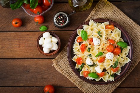Sommergemüse-Pasta mit Pesto Rosso // © Elena_Danileiko