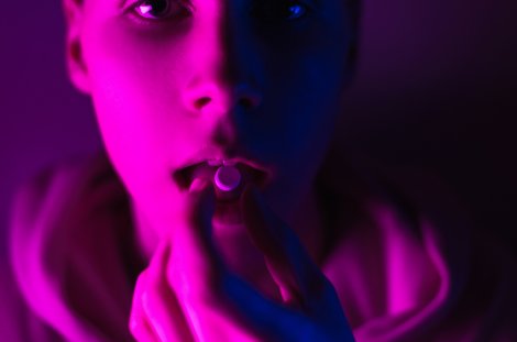 „Sei keine Spaßbremse!“ – der soziale Druck erschwert den Ausstieg @ iStock / Anastasiia Korotkova „Sei keine Spaßbremse!“ – der soziale Druck erschwert den Ausstieg