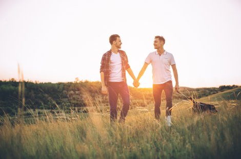 Gemeinsam Unternehmungen und Ziele sind wichtig für schwule Paare © iStock / svetikd Gemeinsam Unternehmungen und Ziele sind wichtig für schwule Paare © iStock / svetikd