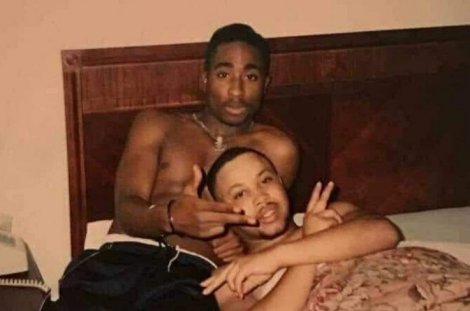 2Pac im Bett mit einem fremden Mann - Freundschaft oder mehr? @ Instagram / brucelabruce